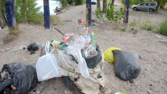 Basura cerca de la playa. Hay lugares en los que no se puede transitar de tanta mugre que se acumula.