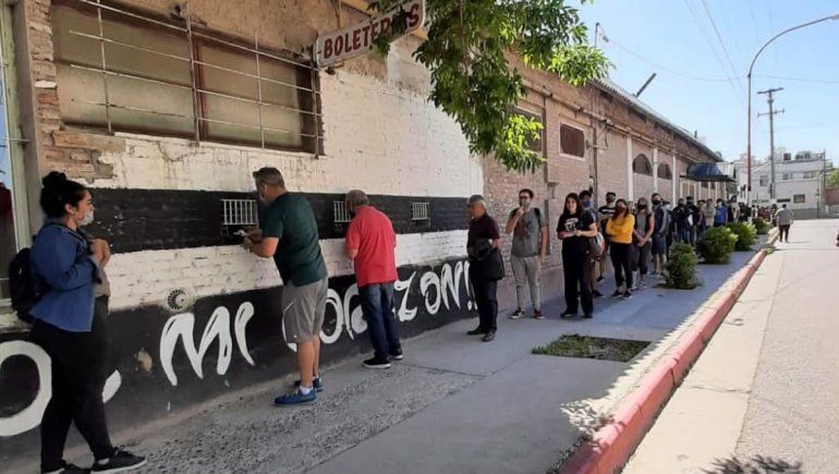 La pasión a pleno: los hinchas de Cipolletti hacen fila para sacar su entrada
