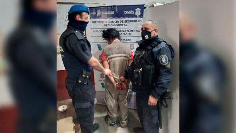 El delincuente fue detenido a cinco cuadras con el botín que había robado.