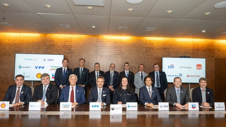 Sentados (de izquierda a derecha): Pablo Gamero; CFO Shell; Adolfo Zuberbuhler, CFO de Pampa Energía; Rodolfo Berisso, Vicepresidente Ejecutivo de Administración y Finanzas de Pan American Energy; Federico Barroetaveña, CFO de YPF; Nancy Repetto, CFO Pluspetrol; Pablo Vera Pinto, Co Fundador y CFO de Vista Energy; Gerald Free, General Manager Business Performance & Finance - Chevron Argentina; Claudio Gugliuzza, Presidente de Áreas Corporativas de Tecpetrol. Parados (de izquierda a derecha): Juan Borchardt, presidente de Deutsche Bank; Facundo Gomez Minujin, CEO Argentina, Uruguay, Bolivia and Paraguay at JPMorgan Chase & Co; Horacio Marín, Presidente y CEO de YPF; Juan O' Connor, CEO Argentina Itau; Federico Elewaut, CEO at Citibank Argentina: Alejandro Butti, Chief Executive Officer & Country Head en Santander Argentina; Gustavo Chaab, CEO de VMOS. Sentados (de izquierda a derecha): Pablo Gamero; CFO Shell; Adolfo Zuberbuhler, CFO de Pampa Energía; Rodolfo Berisso, Vicepresidente Ejecutivo de Administración y Finanzas de Pan American Energy; Federico Barroetaveña, CFO de YPF; Nancy Repetto, CFO Pluspetrol; Pablo Vera Pinto, Co Fundador y CFO de Vista Energy; Gerald Free, General Manager Business Performance & Finance - Chevron Argentina; Claudio Gugliuzza, Presidente de Áreas Corporativas de Tecpetrol. Parados (de izquierda a derecha): Juan Borchardt, presidente de Deutsche Bank; Facundo Gomez Minujin, CEO Argentina, Uruguay, Bolivia and Paraguay at JPMorgan Chase & Co; Horacio Marín, Presidente y CEO de YPF; Juan O' Connor, CEO Argentina Itau; Federico Elewaut, CEO at Citibank Argentina: Alejandro Butti, Chief Executive Officer & Country Head en Santander Argentina; Gustavo Chaab, CEO de VMOS.