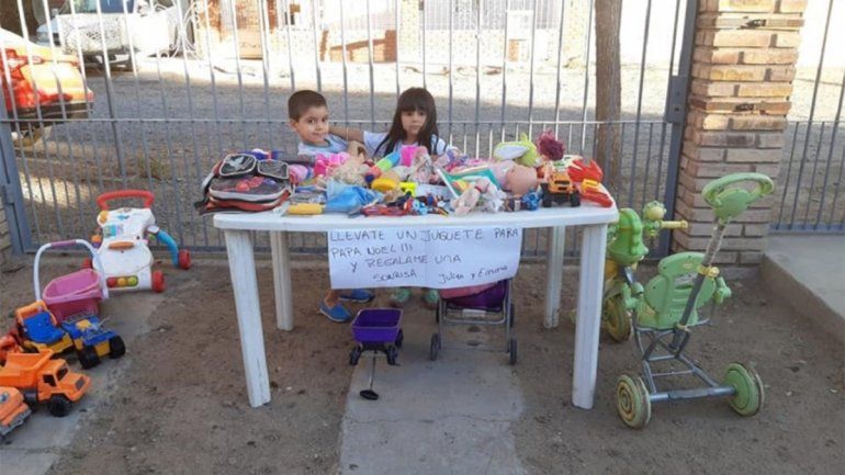 Dos hermanitos de Centenario regalaron sus juguetes a cambio de sonrisas