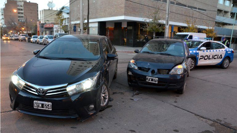 Brutal choque entre dos autos en pleno centro