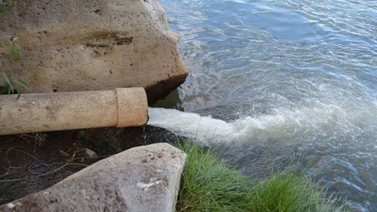 Los vecinos afirman que el río Agrio está contaminado por efluentes sin tratar.