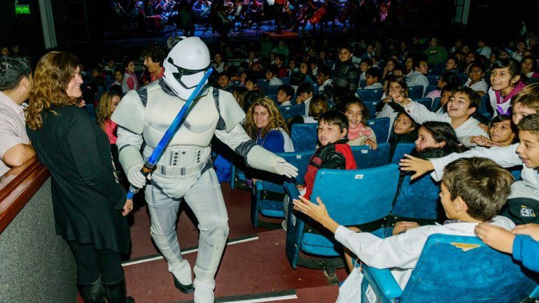 Un stormtrooper de Star Wars saluda a los chicos y se roba la atención. La película Gladiador también aportó su clásica música en un teatro que lució a pleno.&nbsp;