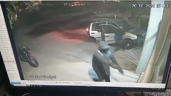 Una cámara registró el momento en el que los ladrones llegaban a la empresa del Parque Industrial de Trelew. Una cámara registró el momento en el que los ladrones llegaban a la empresa del Parque Industrial de Trelew.