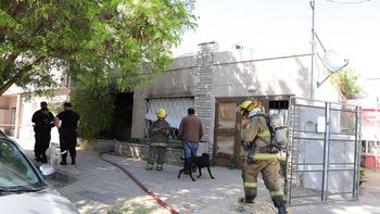 Susto, operativo y corte de calles por el incendio en una casa en centro oeste