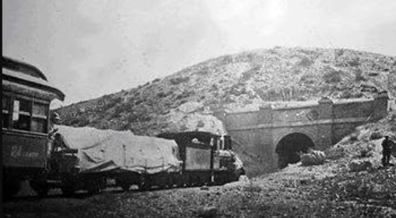 El túnel del Ferrocarril Central del Chubut fue inaugurado en 1914, en Gaiman. El túnel del Ferrocarril Central del Chubut fue inaugurado en 1914, en Gaiman.