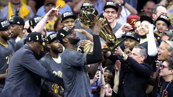 La figura excluyente de la serie, LeBron James levanta el ansiado trofeo.