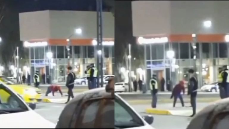 Un video registró una persona realizando flexiones de brazo frente a la Policía