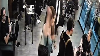 La mujer ataca al peluquero por las espalda: quedó disconforme por el corte de su flequillo. La mujer ataca al peluquero por las espalda: quedó disconforme por el corte de su flequillo.