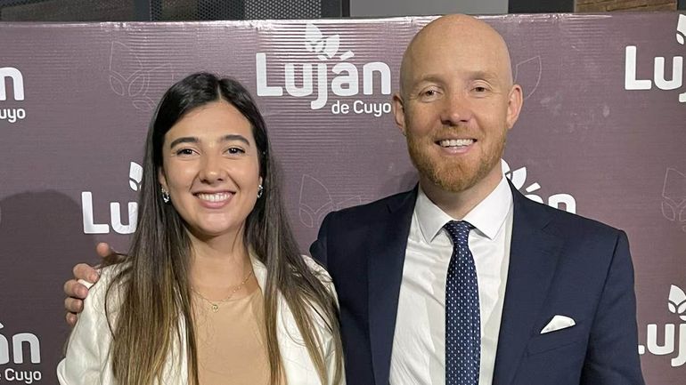 Julieta Reyes, en una foto con el actual intendente de Luján de Cuyo, Esteban Allasino. Julieta Reyes, en una foto con el actual intendente de Luján de Cuyo, Esteban Allasino.