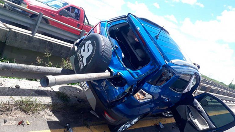Chocó y quedó atravesado por la baranda del puente