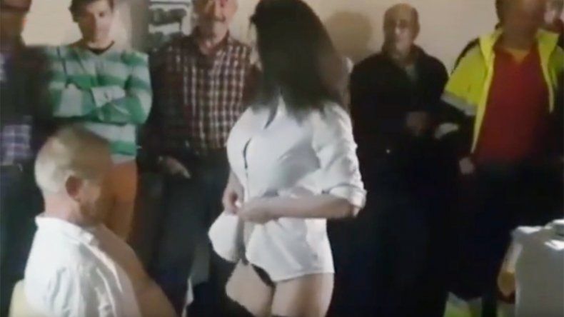 Le hicieron la fiesta de retiro con una stripper en la Municipalidad