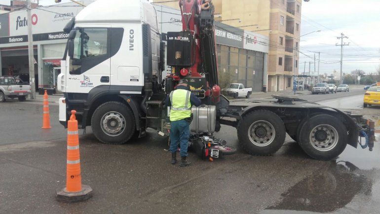 Quedó atrapado en una grúa cuando intentó ayudar en un accidente