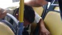 lo bajaron a golpes del colectivo por masturbarse