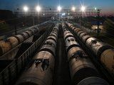 Imagen de archivo de una toma de vagones de carga de ferrocarril, incluidos tanques de petróleo, en Omsk, Rusia. 1 de mayo, 2020. REUTERS/Alexey Malgavko/Archivo. En enero la OPEP + enviará otros 500 mil bpd al mercado.&nbsp;