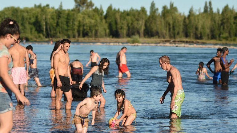 La gente se volcó a los ríos en el día más caluroso de la primavera