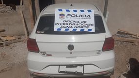 Encontraron un auto robado escondido en una casa en construcción