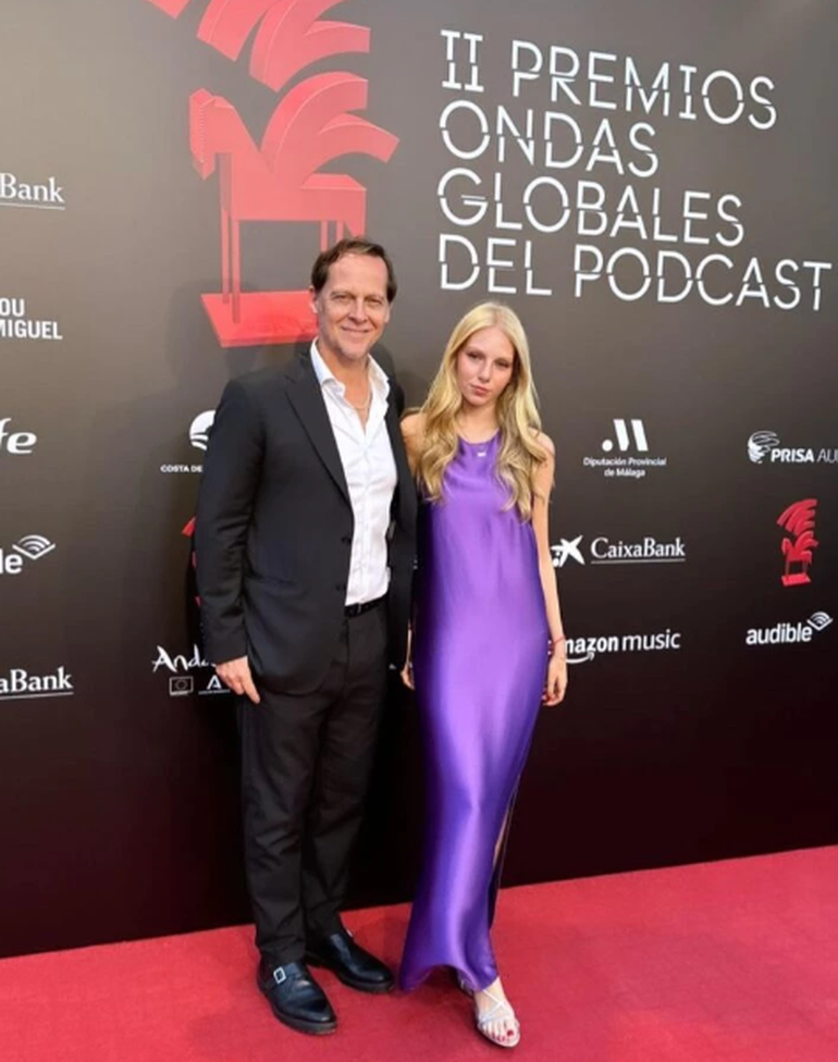 Por un hecho fortuito Mía coincidió en España con su papá y lo acompañó en la alfombra roja.