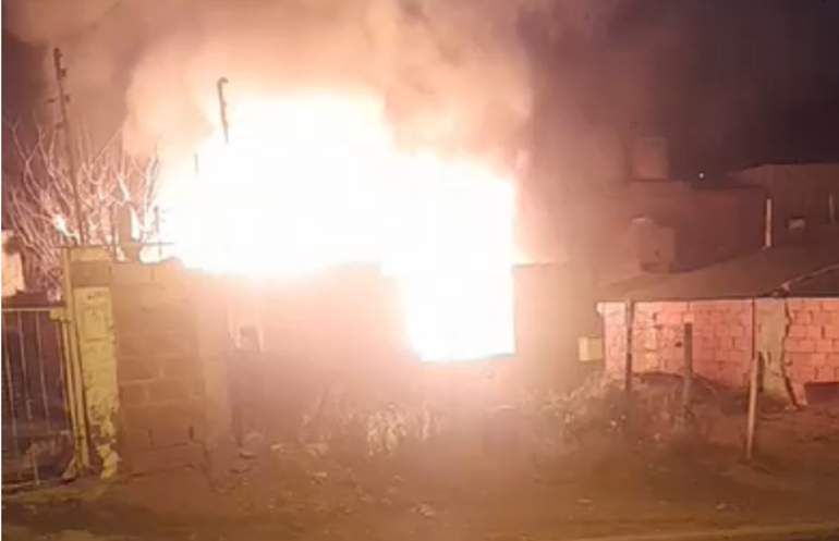 Las llamas en la casa de Comodoro Rivadavia que quedó reducida a escombros el martes 16 de julio a la noche. Las llamas en la casa de Comodoro Rivadavia que quedó reducida a escombros el martes 16 de julio a la noche. 