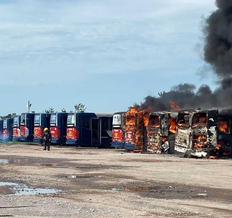 El incendio se habría desatado por el desperfecto en una unidad. Son más de 10 los colectivos destruídos. El incendio se habría desatado por el desperfecto en una unidad. Son más de 10 los colectivos destruídos.