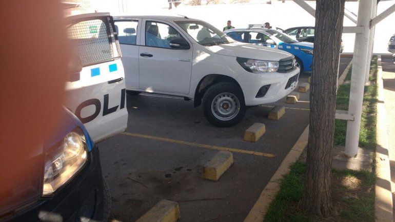 La Policía ubicó la Toyota Hilux que abandonaron y el VW Golf que también estaba en la playa de estacionamiento.