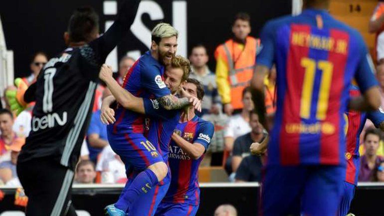 Con un doblete de Messi, Barcelona le ganó sobre la hora a Valencia
