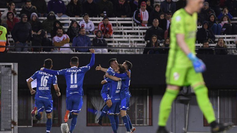 Otro traspié de River en Núñez, en la noche de los hoyos