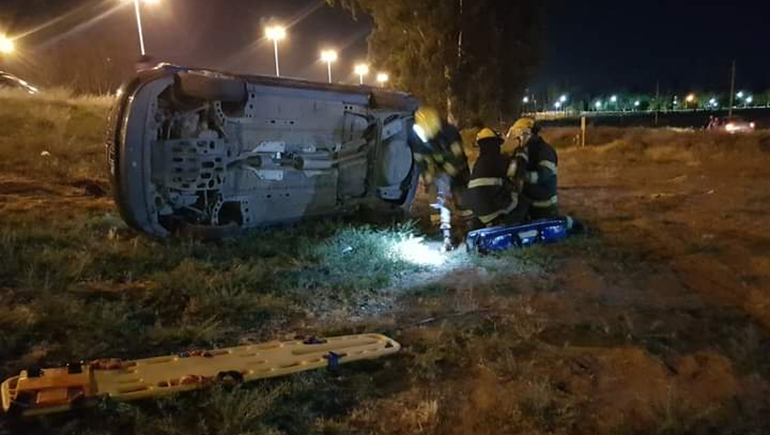 Un conductor resultó con lesiones al volcar en la Ruta 7