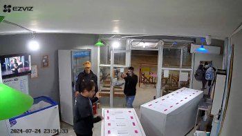 A punta de pistola, los delincuentes se llevaron la caja registradora del local. A punta de pistola, los delincuentes se llevaron la caja registradora del local.