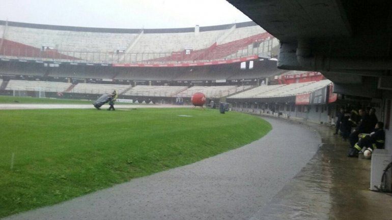 Por las intensas lluvias, podrían suspender el encuentro River- Banfield