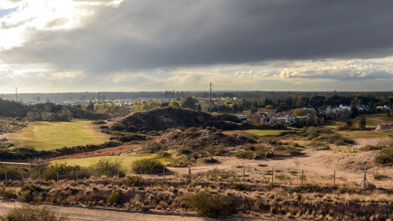 En 1992 el barrio privado recibió una cesión provisoria de 8 hectáreas que se prorrogó y venció en 2012. Hace 5 años que las tierras están ocupadas ilegalmente según la ordenanza 5736.