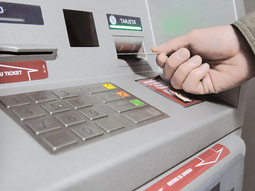 La tecla del cajero automático que nunca hay que olvidar oprimir al retirar efectivo, para prevenir fraudes La tecla del cajero automático que nunca hay que olvidar oprimir al retirar efectivo, para prevenir fraudes