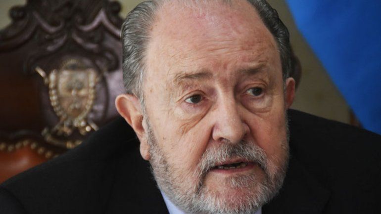 El gobernador de La Pampa sufre un cáncer y tomará licencia en su cargo