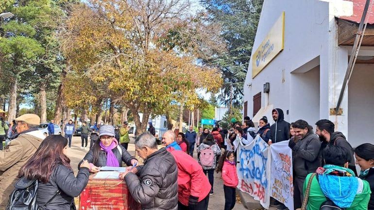 Los vecinos de Andacollo se movilizaron por la ciudad, debido a que Correo Argentino brinda un servicio esencial. (Foto: Nicolás Fuentes) Los vecinos de Andacollo se movilizaron por la ciudad, debido a que Correo Argentino brinda un servicio esencial. (Foto: Nicolás Fuentes)