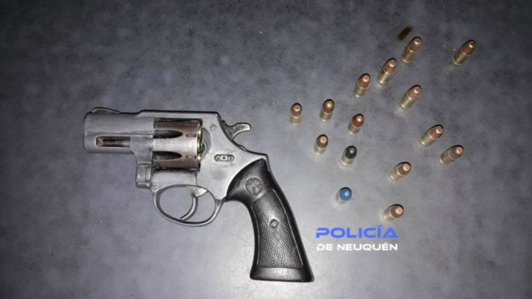 Allanan dos viviendas y secuestran armas, marihuana y un chaleco antibalas