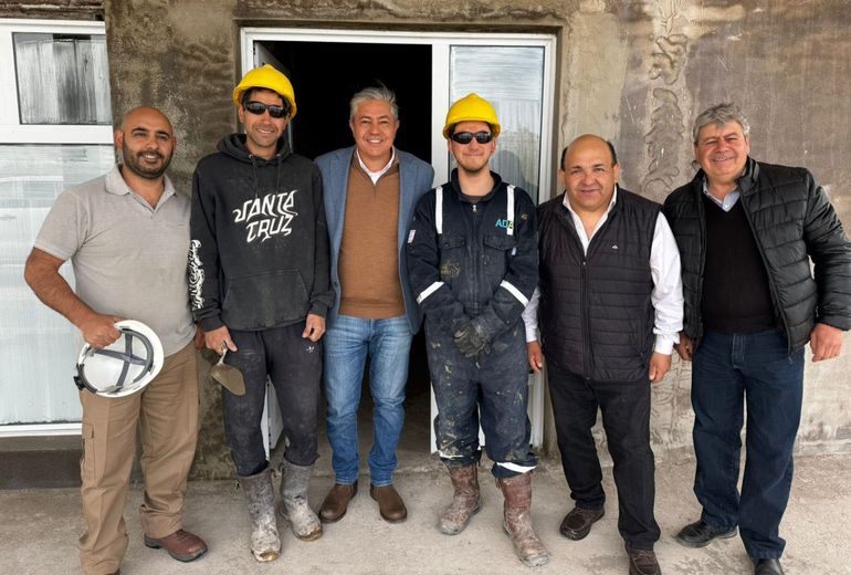 Rolando Figueroa en Buta Ranquil en una recorrida de obras.