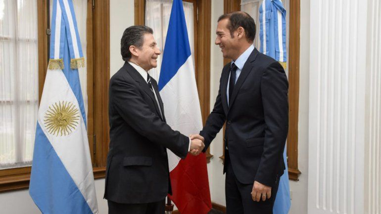 El embajador francés y el gobernador estuvieron reunidos por la mañana en la Casa de Gobierno.