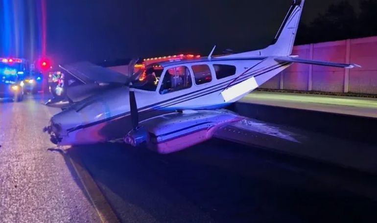 Según medios locales, el piloto de la avioneta reportó dificultades en el motor instantes antes del aterrizaje forzoso. Según medios locales, el piloto de la avioneta reportó dificultades en el motor instantes antes del aterrizaje forzoso.