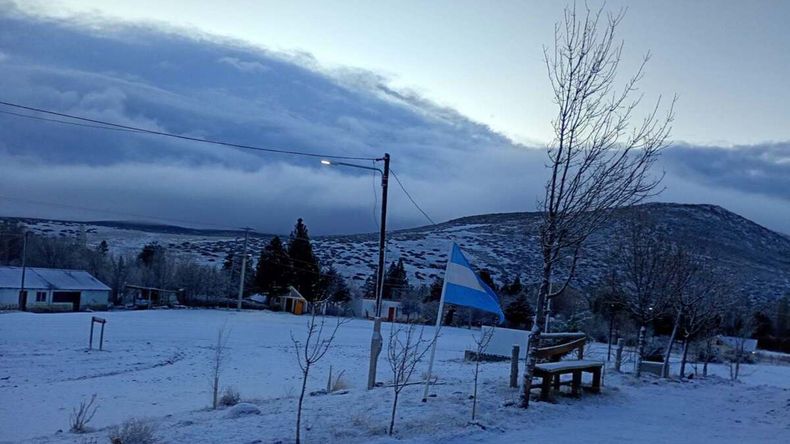 El invierno llegó a Neuquén con nevadas en toda la cordillera: así quedó pintada de blanco