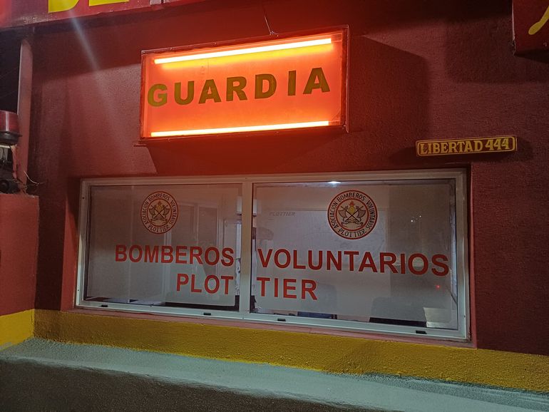 Se requirió de cuatro dotaciones y quince efectivos para evitar que el fuego se propague a las casas lindantes. Se requirió de cuatro dotaciones y quince efectivos para evitar que el fuego se propague a las casas lindantes.