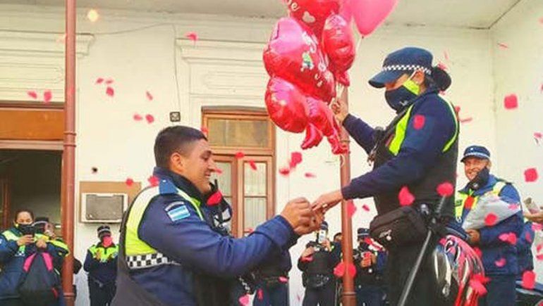 Pide casamiento a la novia policía en una comisaría