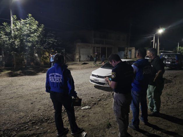 Policías del Departamento de Seguridad Personal trabajan en la escena del crimen en las primeras horas de este martes.