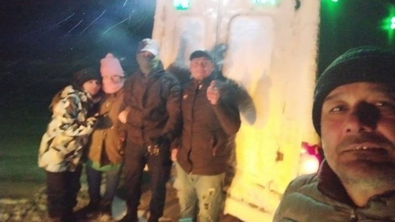 Un joven peón de campo se perdió a causa del temporal de nieve y sobrevivió gracias a sus perros.