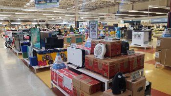 el lunes no abriran los negocios por el dia del empleado de comercio el lunes no abriran los negocios por el dia del empleado de comercio