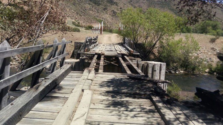 El puente quedó inutilizado por los efectos del fuego.