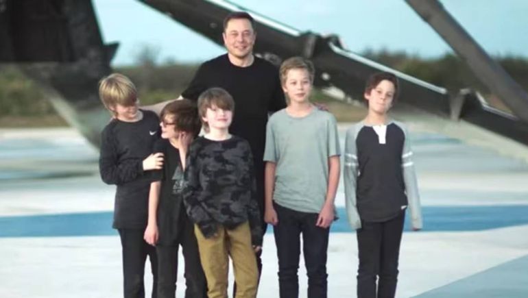 Elon Musk y cinco de sus hijos. Foto: Google. Elon Musk y cinco de sus hijos. Foto: Google.