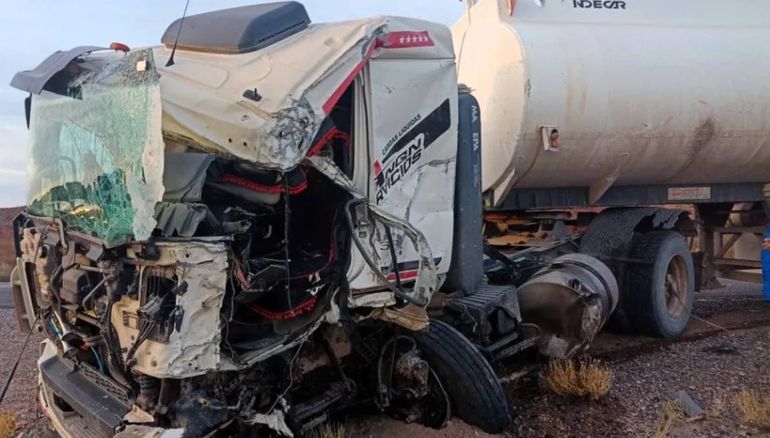 Así de destruido quedó uno de los camiones que participó del choque.