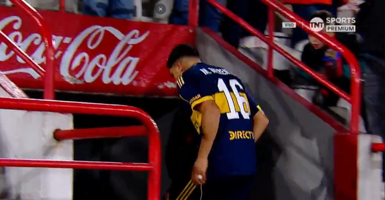 Miguel Merentiel fue sustituido en Boca y se fue al vestuario.