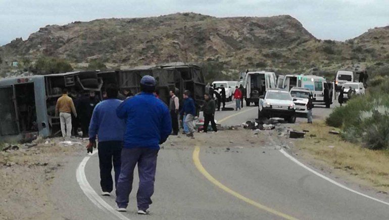 Volcó un micro en Mendoza: hay al menos 12 muertos